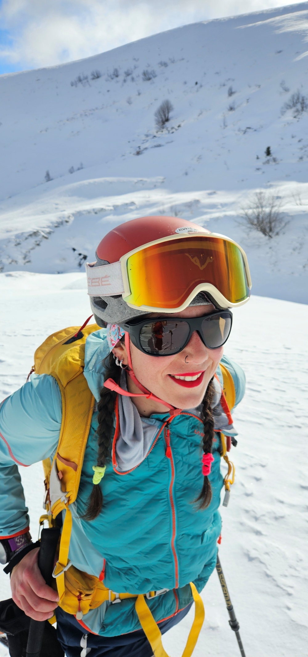 Skieur portant des lunettes de soleil de montagne avec protection UV catégorie 3 sur piste ensoleillée